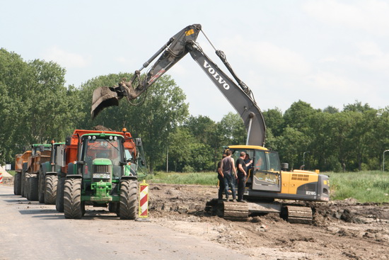 Ja, zo gaat dat, midden op de vrijdagmiddag: Enkele laatste happen grond in de kiepkar (en even overleg met de graver....)