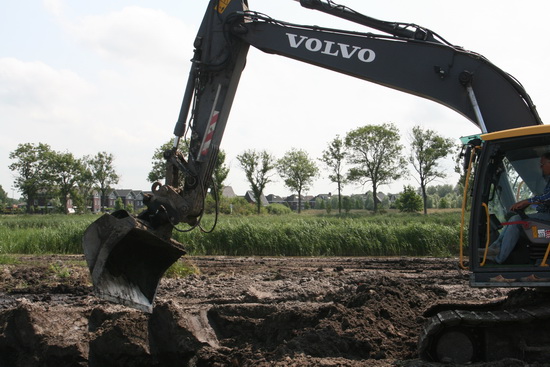 Op deze plek dient nog heel wat te worden afgegraven voor het nieuwe kanaalgedeelte vorm heeft gekregen...