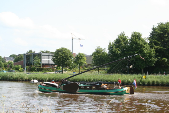 Een tweede bijzondere boot in het Van Starkenborghkanaal: "Hoop op Zegen".... 
