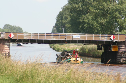 Voor deze opvallende vaarder hoeft zelfs de hefbrug niet omhoog. Even de mast 'horizontaliseren'....