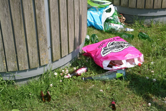 Bij de glascontainers is het een (gevaarlijke) rotzooi. Mensen nemen het ineens niet meer zo nauw....