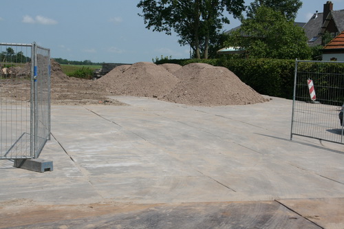 Langestraat 9 is gestoffeerd met betonplaten. Mooie opslagruimte en parkeerplaats.....