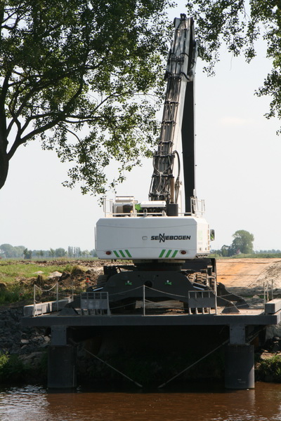 In ieder geval is er wel een nieuwe kraan/grijper/graver actief. Die zag ik eerder al per boot worden aangevoerd, toen ik voor de 'lokale' brug stond te wachten...