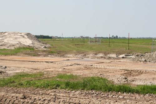 Ja, hier zal toch wel de te verleggen N355 komen, langs die palen....