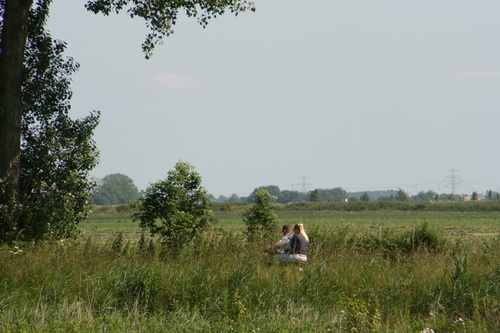 Aan de overkant van het kanaal bromt een tweetal door het hoge gras, illegaal....