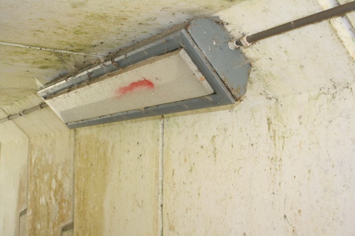 Schoon? Nou, nee.... Of de verlichting werkt, weet ik niet. IK kom hier zelden in het donker...