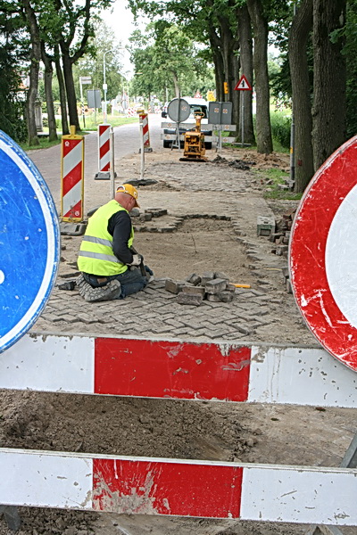 Even voorbij de Sicke Benninghestede aan de Langestraat Zuid legt de stratenmaker de laatste hand aan het wegherstel. Kunnen de versperringen worden opgeruimd. Ruim baan voor de vakantiegangers!
