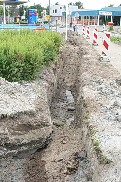 Op de hoek van de Industrieweg, bij de zaak van Be-Jo, ligt de sleuf nog open. Volgende week dan maar?