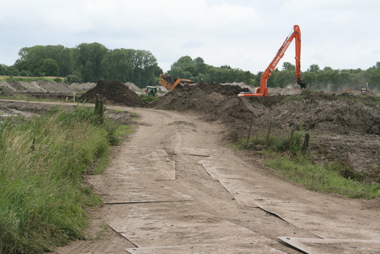 Onder de spoordijk door, onveranderd, naar het Datematerrein waar heel wat grond wordt verplaatst. Beetje stoffig is het wel....