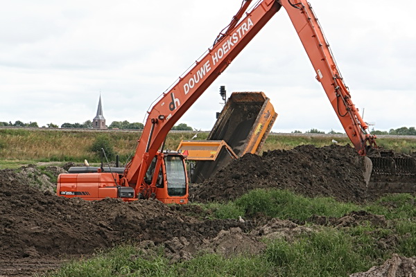 De afgegraven grond van de kanaalkant wordt elders op het Datematerrein gedeponeerd. Er zal wel een logica in de handelingen zitten, maar als leek zie ik die niet erg helder....