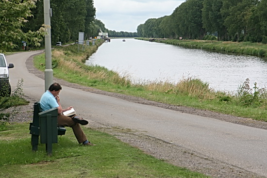 Contrasterend beeld....  Heerlijk een boek lezen te midden van bochtverruiming- en wegverleggingswerkzaamheden..... 