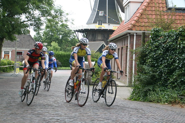 Nog meer blije, verwachtingsvolle gezichten! Hou vooral de rijdster rechts in het oog! Een talent!