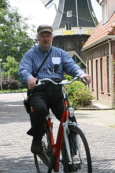 Kijk eens, wie rijdt daar ook in? Duikt ineens op vanachter het 'stroomhok'? Juist, coördinator Klaas. De foto is niet helemaal scherp, Klaas wel!