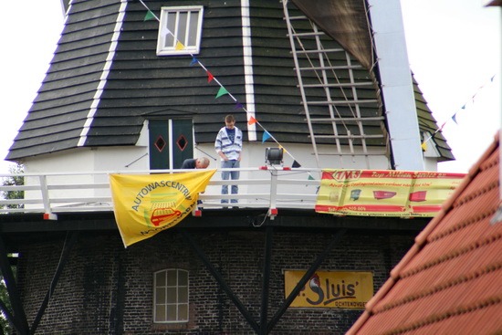 De molenaars op de omloop van de "Fortuna" zijn druk bezig spandoeken zichtbaar te maken. Het is goed je sponsors te gerieven....