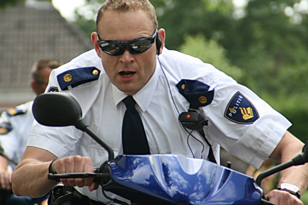 Zelfs de agenten van het wijkteam zijn helemaal in de stemming, vriendelijk voorttuffend op hun brommertjes....