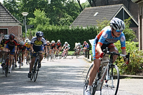 Het startschot is gelost, de jonge, sportieve vrouwen maken er meteen een wedstrijd van... Een van de zusjes De Jong is al uit beeld, voorbij geflitst, we zien haar later in volle glorie terug!