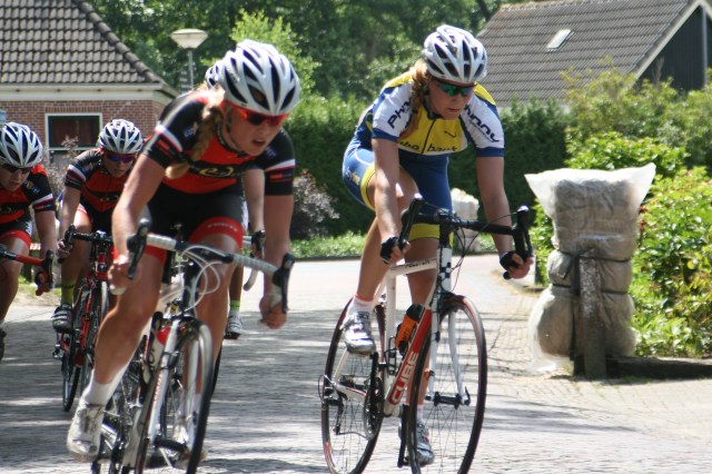 Het spel gaat op de wagen, de gezichten krijgen verbeten trekken... Op naar het podium, al is daar maar ruimte voor drie!