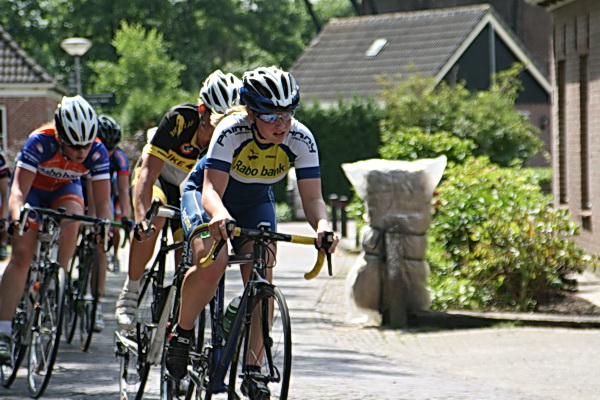 Zo'n rondje van 1200 meter... De rensters zijn voor je het weet al weer terug, wat een power!