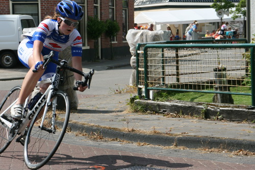Deze bocht, van Langestraat naar Oosterweg, dat is een mooie om foto's te maken. Op de achtergrond de ouderwetse koersgezelligheid bij voormalig café "Welgelegen",  op deze momenten zijn naam eer aandoend!