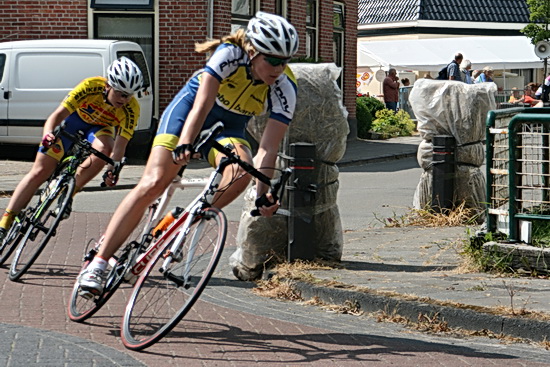 Nog zo'n kenmerkend plaatje in dezelfde bocht met scheef hangende rensters. Het gaat  (bijna...) altijd goed!