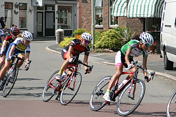 Ze weten allemaal wat het is, een koers rijden. Verbazingwekkend, wat een jong talent! (En een mooie achtergrond met de tuin van Taeke en Sietske)
