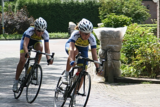 Daar gaan ze, de zussen De Jong uit Ubbena. Maar wie is nou Willeke en wie is Liena???! Eigenlijk zou je ook aan de voorkant nummers moeten kunnen zien....