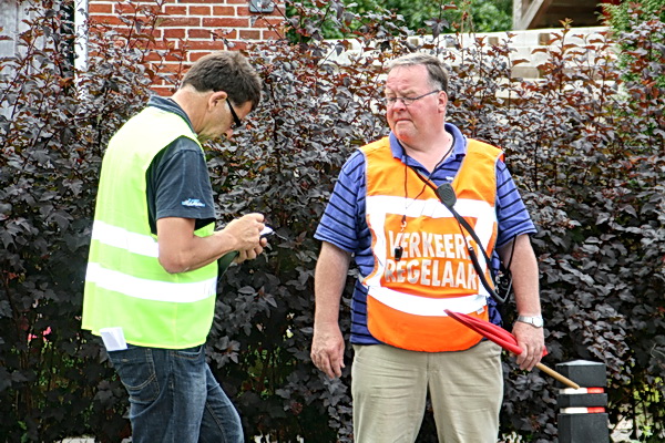 Je hoort verkeersregelaar Jan Geertsema denken: "Waar is die man nou helemaal mee bezig???!!" (Die man is mede-parcoursbewaker Sam Levy)