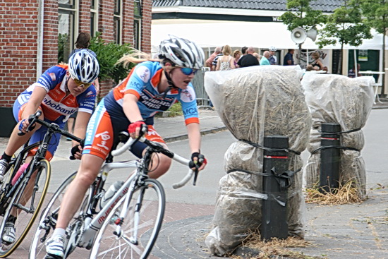 De concurrentie stelt pogingen in het werk dichter bij de koplopers te komen, maar zelfs de bijzondere zonnebril helpt niet......