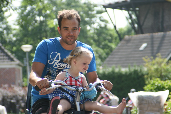 Het zit er op! Een enthousiaste vader laat zijn nog wel heel jeugdige dochter zien waar zij in de komende jaren, al fietsend, "eeuwige roem" kan behalen.....