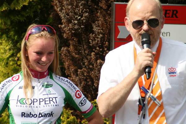 Een blije Merel Hofman, derde na een bijzonder sterke laatste fase, in het zonnetje gezet door speaker Hofman...