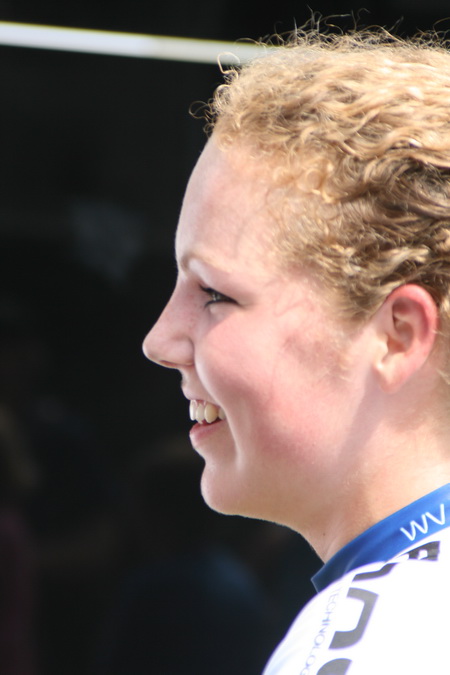 En dit zou dan winnares Willeke de Jong moeten zijn, als ik de zusjes goed uit mekaar heb gehouden.... Van harte gefeliciteerd!