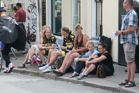 En dit is het podium aan de overkant voor rijdsters die zich weliswaar de longen uit het lijf hebben gereden, maar niet tot de eerste drie behoorden... Aangevuld met familie, coaches, fans, passanten.....