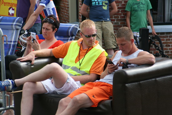 Op de VIP-bank werd druk naar het scherm(pje) gekeken.... Mollema in beeld?