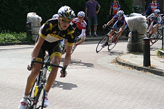 De vertegenwoordigster namens de regionale Rabobank heeft de tweede groep weggeschoten. Bike4Air-coureur Kris Atema (Zuidhorn) voert de meute aan..... (Sorry, Kris, maar de foto is niet helemaal scherp en ik heb van jou geen betere.....) 