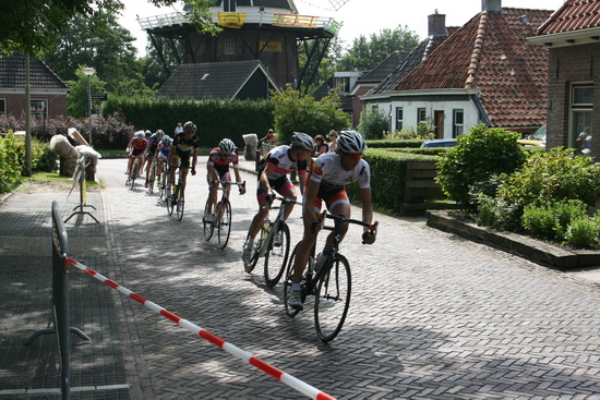 De namiddagzon was steeds nadrukkelijker aanwezig, maar dat weerhield de renners er niet van het tempo hoog te houden. Van een echt peloton was al gauw geen sprake meer. Vooraan Niels Potze, of is het hier Olaf?