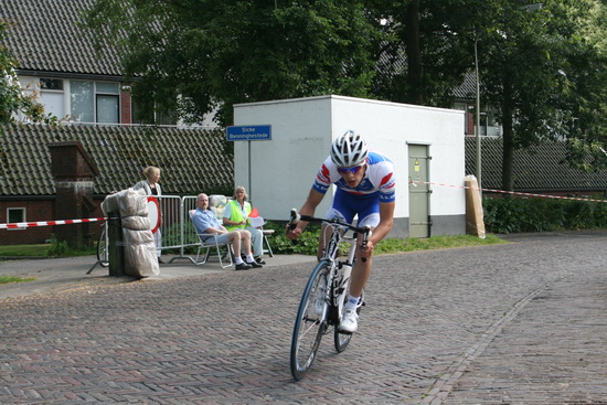 Dit is Niels Potze, het jonge talent uit Auwerd. Een klasbak die er een harde race van maakte! Op de achtergrond onze beveiligingsstek bij de Sicke Benninghestede....