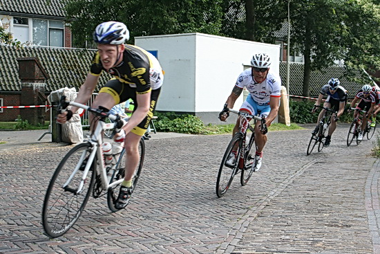Vooraan de verbeten meestrijdende Steven Voogd (Zuidhorn). Kracht en ervaring, prima inzet, een sterke Bike4Air-rijder. Langdurig in de voorste linies, maar een podiumplaats was te hoog gegrepen.