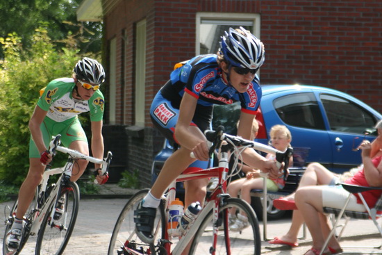 Het afzien gebeurt aan kop, in de diverse pelotons, aan de staart... Niet alleen inspiratie, vooral ook transpiratie.... Blijven drinken dus!