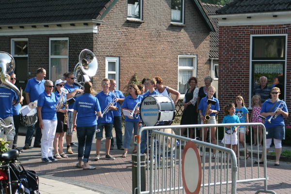 Muziek! Een orkestje uit het Noord-Groninger Middelstum (ook kandidaat voor het RTVNoord-predikaat Leukste Dorp van Groningen) komt op diverse plaatsen langs de route de ronde muzikaal omlijsten. Sfeer!