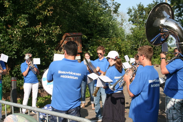 Muziek bij de achterin- en uitrit van de Sicke Benninghestede, maar wel achter het dranghek....