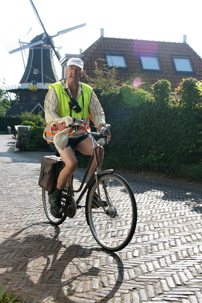In de pauze tussen de mannenfinish en de start van de Elite Vrouwen wordt het parcours schaars bevolkt door opmerkelijke verschijningen. HIer super-vrijwilliger Ginus van der Velde in beeld. Parcoursbouwer, - bewaker en -opruimer. Deze categorie vrijwilligers? Van grote waarde!