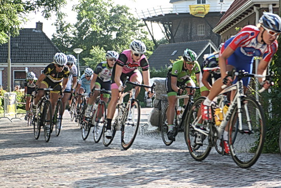 Achter de kopgroep probeert het peloton orde op zaken te stellen, maar ploeggenoten van de voorste drie hebben niet al te veel haast....