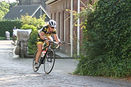 Hé, Daniëlle Lissenberg in haar eentje? Waar zijn de andere twee?