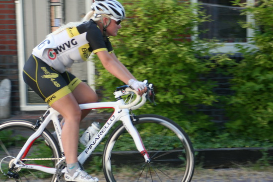 Een NWVG-renster 'en profil'.  Geeft een andere kijk op de combinatie renster-racefiets.....