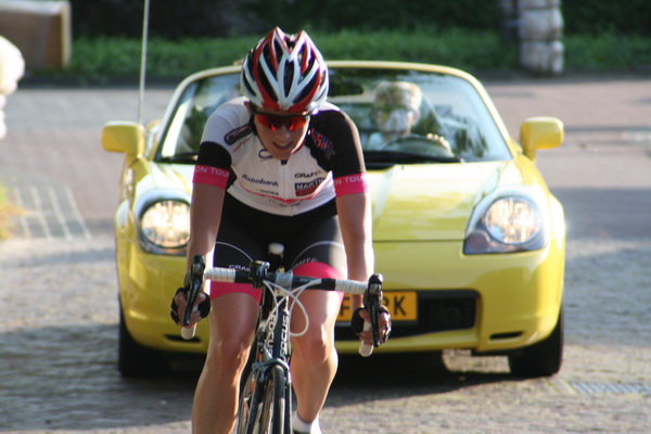 Normaal leidt de gele Toyota van Pijpker, hier lijkt de renster de auto te leiden.....