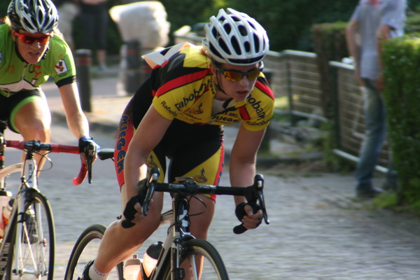 Ja, dit is volgens mij de Australische Sarah Roy, een sterke atleet! Is dat Ivana Tiessens achter haar?