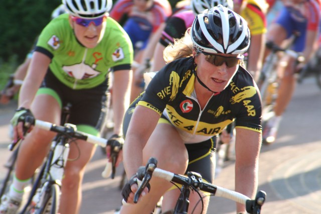 En hier frontaal in beeld Daniëlle Lissenberg-Bekkering, een van de smaakmakers van deze 60 km!  Zij kreeg later niet voor niets de prijs voor de strijdlustigste renner!