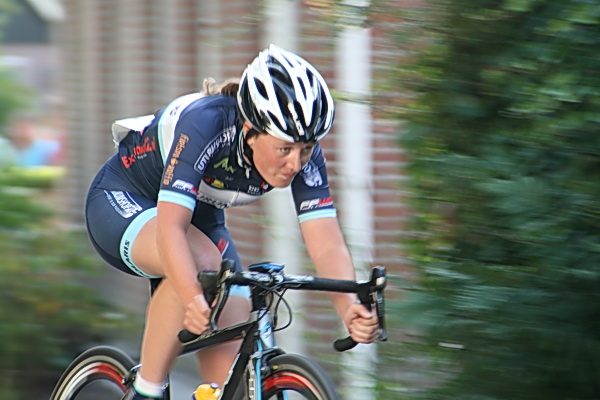 Hier gaat ze, de latere winnares, Karen Elzing (Schoonebeek), een pupil van Thijs Rondhuis. Ze heeft een krachtige demarrage geplaatst op een goed gekozen moment. En nu doorknokken!