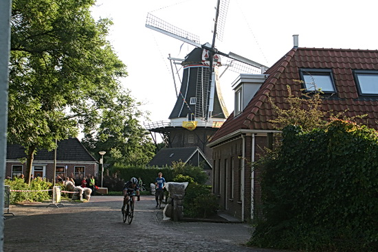 Zo'n zware race besluiten (en bekronen!) met een supersolo! Karen Elzing doet het, net alsof ze vleugels krijgt!