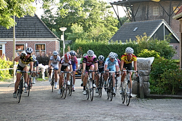 De achtervolgende groep die er zo te zien niet meer in gelooft om Karen Elzing te achterhalen. Opmaken voor de sprint, waarin Sarah Roy podiumplaats 2 verdient en Moniek Tenniglo (Albergen) plaats 3 opeist, ten koste van Danielle Lissenberg.... 